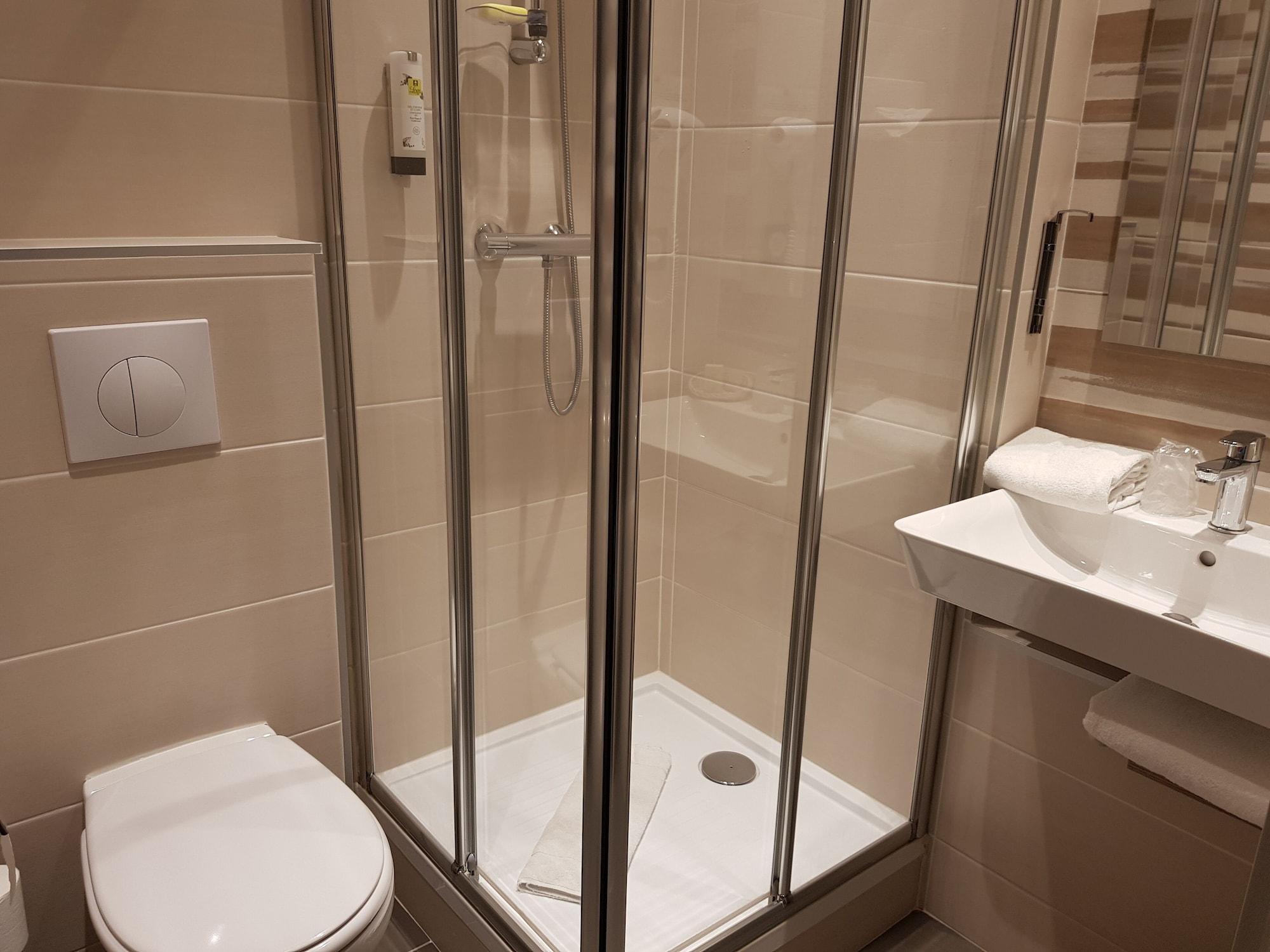 Logis Hotel A La Bonne Auberge Laval  Eksteriør billede