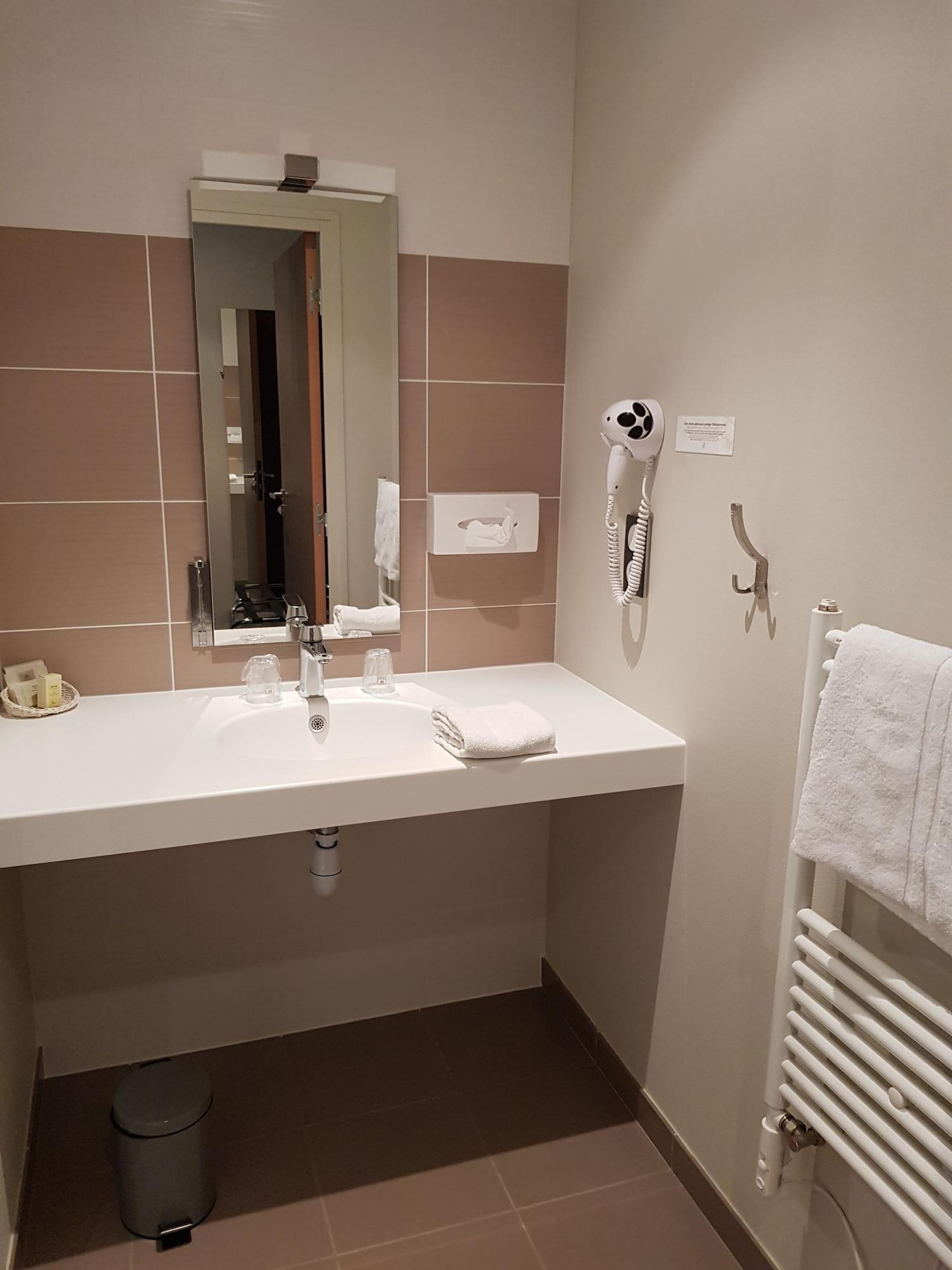 Logis Hotel A La Bonne Auberge Laval  Eksteriør billede
